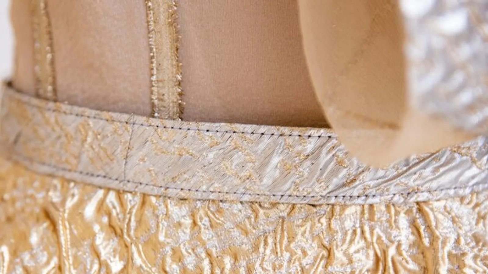 Elegante Schuhe und Anzug auf rotem Teppich bei einer Abendveranstaltung